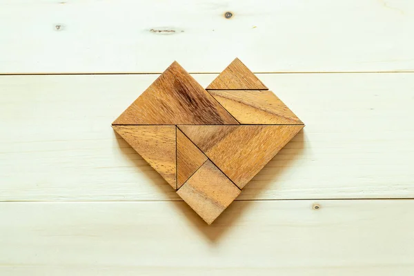 Holz Tangram Puzzle Herzform Auf Weißem Holz Hintergrund — Stockfoto