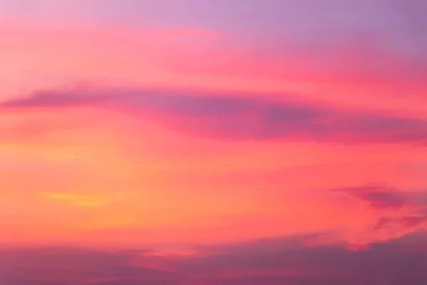 日没から雲の背景を持つ美しい色の光の空 — ストック写真