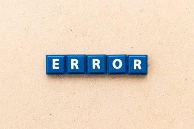 Ahşap arkaplanda kelime hatası içeren döşeme harfi