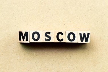Moskova 'da ahşap arka planda kelime engeli
