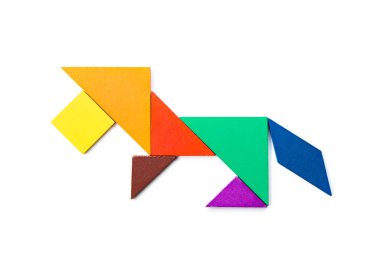 Beyaz arkaplanda aslan şeklinde renkli ahşap tangram yapbozu