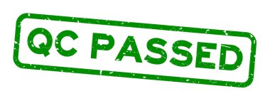 Grunge Green qc (kalite kontrolün kısaltması) beyaz arkaplanda kelime kare kauçuk mühür damgası geçti
