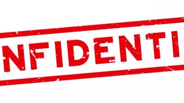 Grunge kırmızı gizli kelime kare kauçuk mühür beyaz arkaplanda yakınlaştır