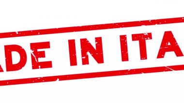 Grunge kırmızısı İtalya 'da üretilmiş. Beyaz arka planda lastik mühür damgası.