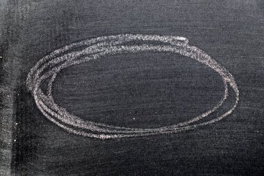 Beyaz renkli tebeşirle çizilen el veya siyah tahta arka planda oval şekil