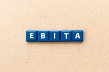 Tahta zemin üzerinde EBITA (faizden önce kazancın kısaltması, vergiler ve amortisman) sözcüğündeki döşeme harfi