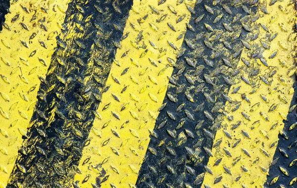 Pintura Línea Negra Amarilla Sobre Fondo Texturizado Metal Antideslizante — Foto de Stock