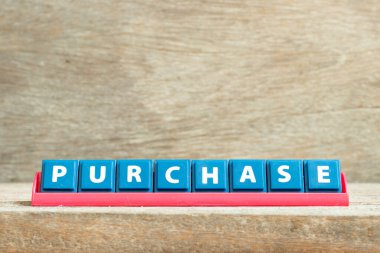 Ahşap arka planda kırmızı raftaki harf sözcük alımı