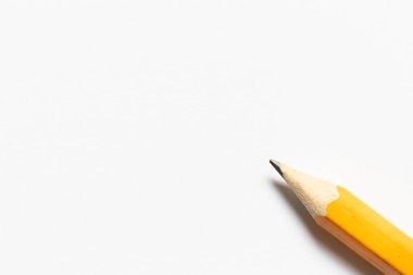 Beyaz boş kağıt arka plan üzerine yerleştirilen ahşap kalem