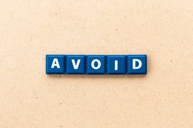 Kelimesi kelimesine döşeme, ahşap arkaplanından uzak dur