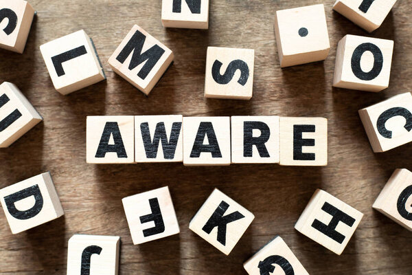 Деревянные буквы блок в слово известно на заднем плане дерева с другим алфавитом
