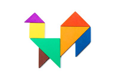 Beyaz arkaplan üzerinde horoz ya da kuş şeklinde renkli ahşap tangram yapbozu
