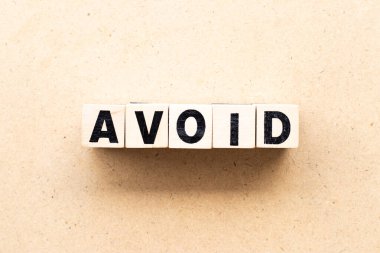 Kelimedeki harf bloğu tahta arkaplanından uzak dur