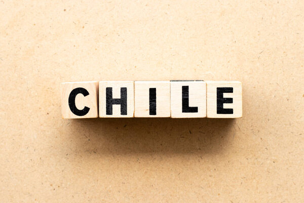 Буква в слове chile на деревянном фоне
