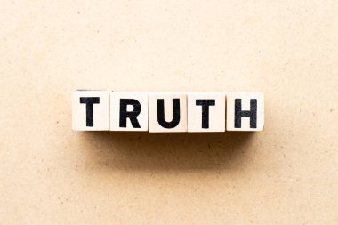 Mektup blok ahşap arka plan üzerinde kelime gerçekte