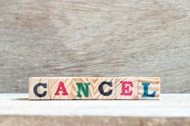 Word 'de mektup bloğu ahşap arka planda iptal