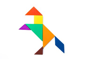 Beyaz arkaplanda at veya mustang şeklinde renkli ahşap tangram yapbozu