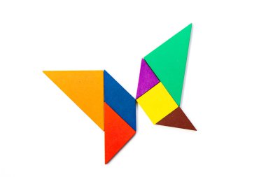 Beyaz arkaplanda kelebek şeklinde renkli ahşap tangram yapbozu