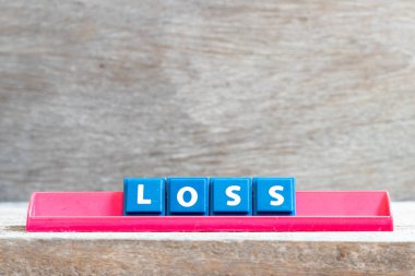 Kelime olarak kırmızı raftaki döşeme harfi ahşap arkaplanda kaybet