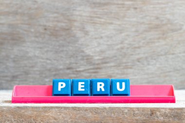 Ahşap zemin üzerinde Peru harfiyle kırmızı raftaki döşeme harfi