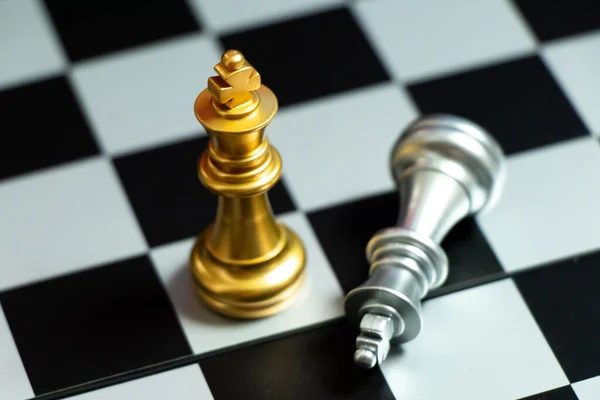 Top View Gold King Chess Piece Win Lying Silver King — Stock Photo, Image