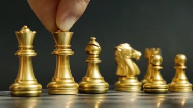 Altın krallık, satranç oyununda siyah arkaplan üzerine harekete geçmektedir (İş kararı kavramı, ilk taşıyıcı, başlangıç veya başlangıç projesi)