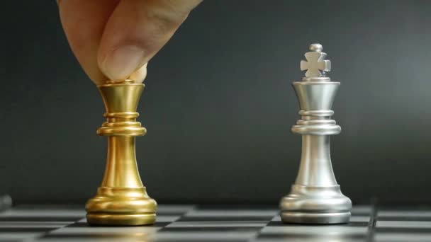 Zlatý Král Šachy Kus Klepat Vyhrát Nad Stříbrným Týmem Černém — Stock video