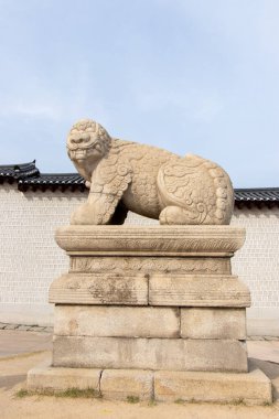 Seul, Güney Kore - 25 Ekim 2019 Gyeongbokgung Sarayı önündeki Haechi heykeli. Haechi, Seul 'un sembollerinden biri.