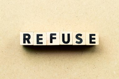 Kelime olarak alfabe harfi bloğu ahşap arkaplanda reddedilir