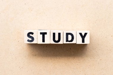 Tahta zemin üzerine kelime çalışmasında harf bloğu