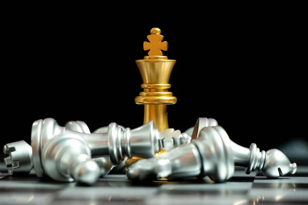 Goldkönig Schachfigur Gewinnt Gegen Liegendes Silberteam Auf Schwarzem Hintergrund — Stockfoto