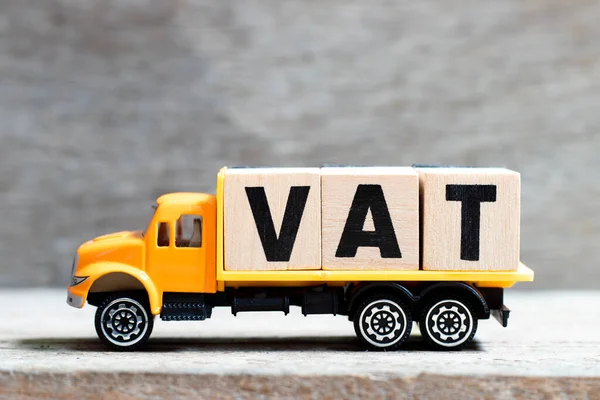 Samochód Ciężarowy Trzymać Blok Literowy Słowie Vat Abberviation Podatku Wartości — Zdjęcie stockowe