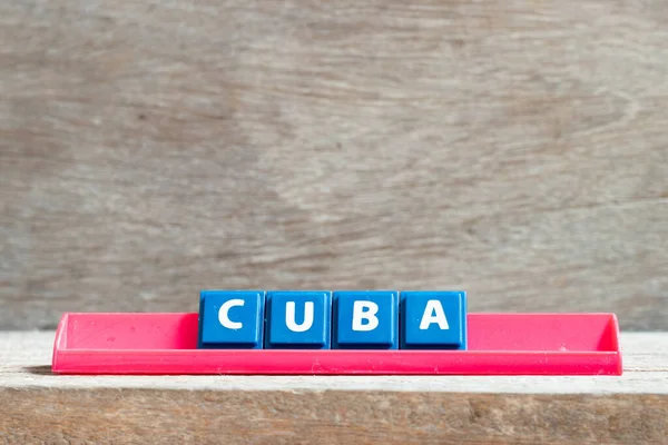 木制背景的Cuba字红色齿条上的大写字母 — 图库照片