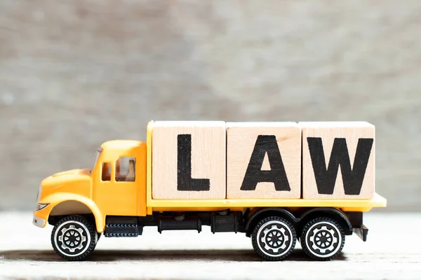 Camión Mantenga Carta Bloque Ley Palabra Sobre Fondo Madera —  Fotos de Stock