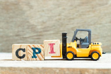 Oyuncak kaldırma harf blok I tamamlamak için kelime CPI (Tüketici Fiyat İndeksinin kısaltması) ahşap arkaplan üzerinde