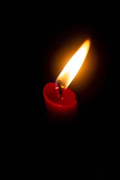 Rote Kerze Mit Gelber Flamme Auf Schwarzem Hintergrund — Stockfoto