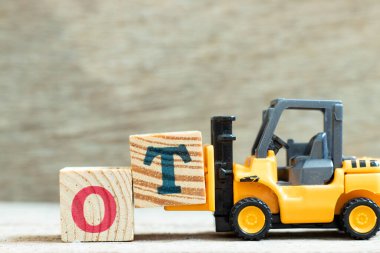 Toy forklift harf bloğu T 'yi ahşap arkaplan üzerinde 