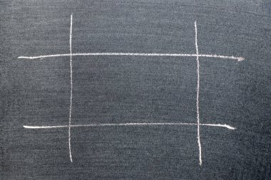 Siyah tahta zemin üzerinde kare şeklinde beyaz tebeşirli el çizimi