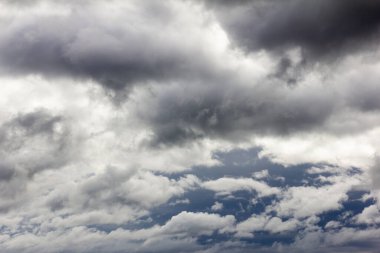 Arkaplan olarak strom yağmur öncesi kara bulut