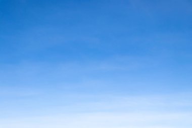 Beyaz bulutlu açık mavi gökyüzü