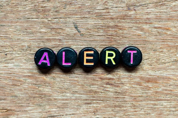 Schwarze Perle Mit Farbigem Buchstaben Wort Alarm Auf Holz Hintergrund — Stockfoto