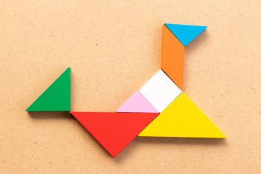 Fok şeklinde renkli tangram yapbozu ya da ahşap arka planda deniz aslanı şekli