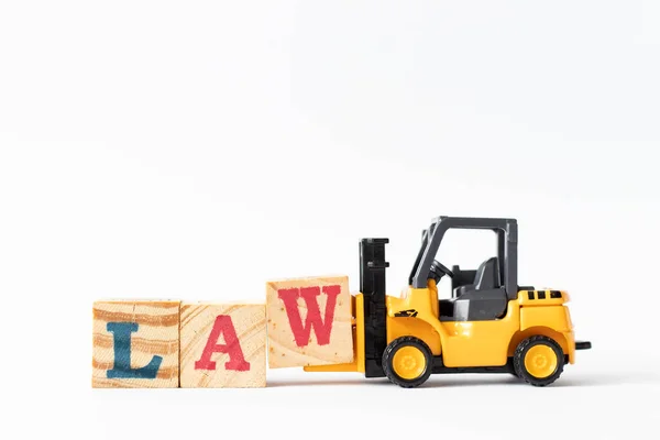 Spielzeug Gabelstapler Halten Holz Buchstabenblock Wort Gesetz Auf Weißem Hintergrund — Stockfoto