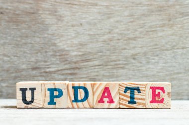 Tahta arkaplan üzerinde kelime güncellemesi ile alfabe harfi