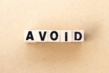 Kelimedeki harf bloğu tahta arkaplanından uzak dur