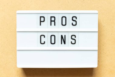 Ahşap arka planda lehte eksileri olan ışık kutusu