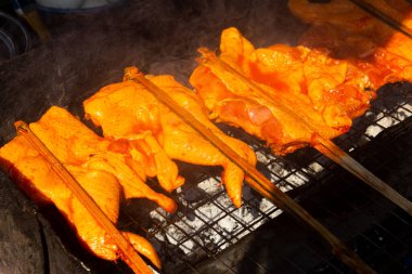 Izgara tavuk ve şiş kömür mangal ocağı arka planında pişirildi.