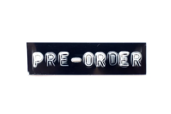 Kabartmalı harf beyaz arkaplanda siyah pankartta ön sırada