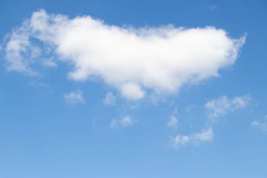 Beyaz bulutlu açık mavi gökyüzü