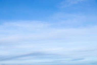 Beyaz bulutlu açık mavi gökyüzü